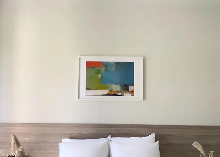 Avra Yard Apartment *